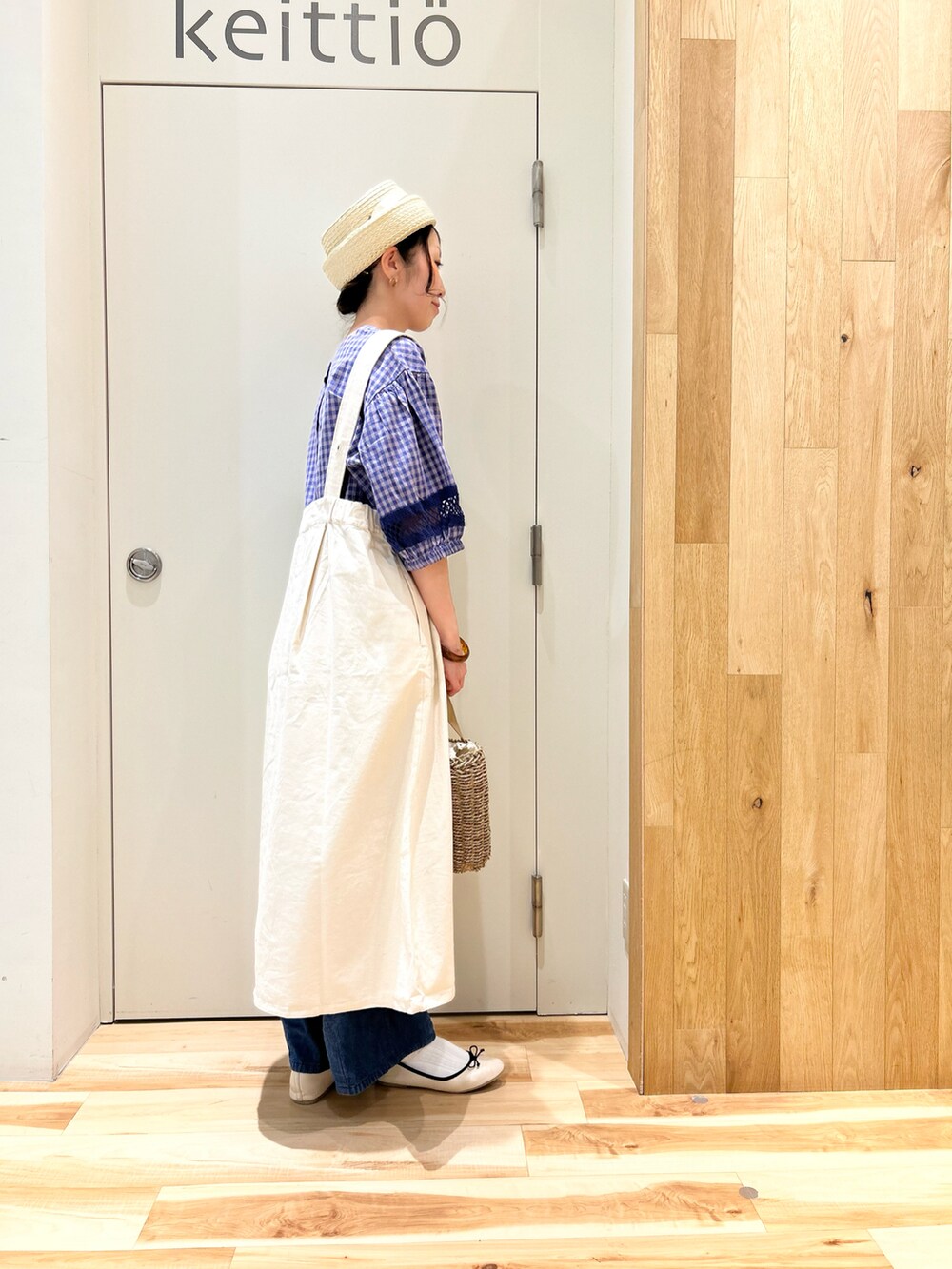 パープル系のシャツ/ブラウス、ホワイト系のワンピース、ベージュ系のハンドバッグを着用したレディースの春コーディネートの3枚目の写真