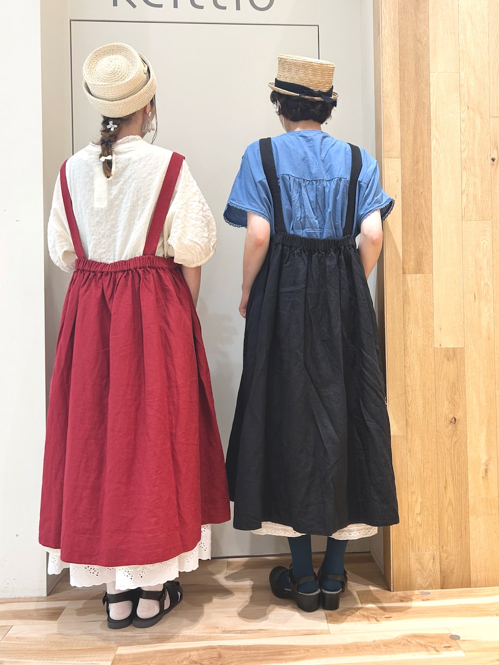 ブラック系のワンピース、ブルー系のシャツ/ブラウス、ホワイト系のワンピース/ドレスを着用したレディースの夏コーディネートの2枚目の写真