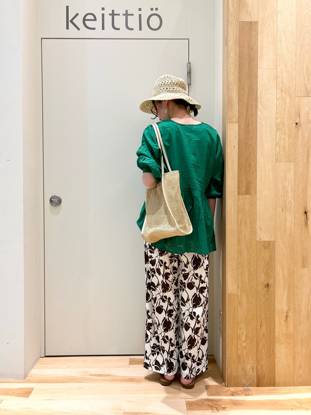 グリーン系のシャツ/ブラウス、ベージュ系のハンドバッグ、ホワイト系のその他パンツを着用したレディースの春コーディネートの3枚目の写真