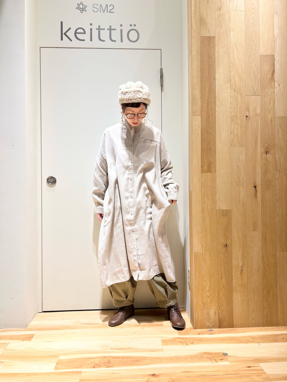 ホワイト系のシャツ/ブラウス、ホワイト系のベスト、ベージュ系のワンピースを着用したレディースの冬コーディネートの4枚目の写真