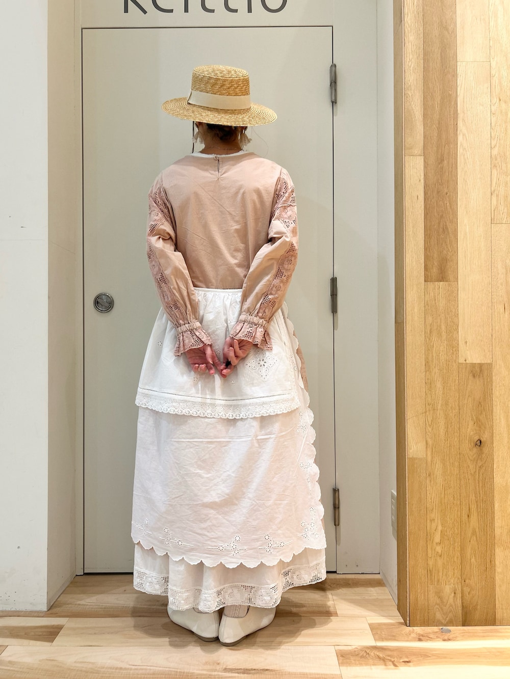 ピンク系のワンピース、ホワイト系のスカートを着用したレディースの春コーディネートの3枚目の写真