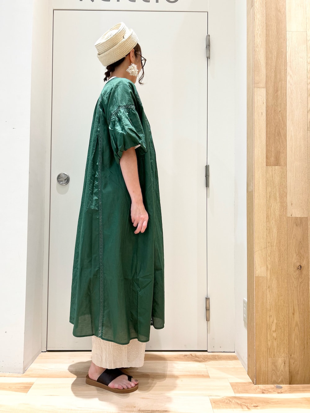 ホワイト系のTシャツ/カットソー、グリーン系のワンピース、ホワイト系のその他パンツを着用したレディースの夏コーディネートの2枚目の写真