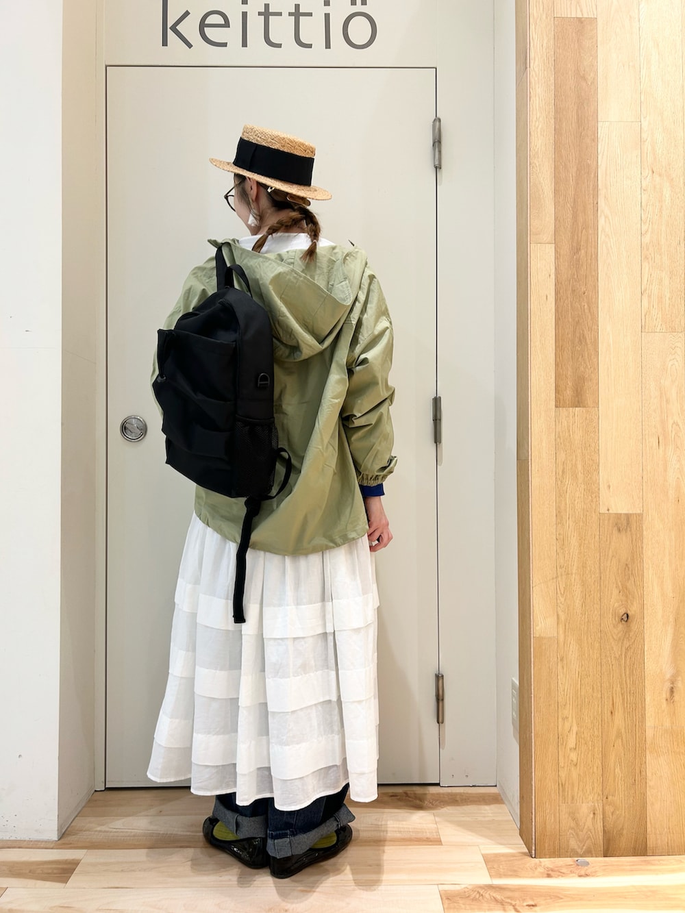 ホワイト系のシャツ/ブラウス、グレー系のTシャツ/カットソー、ホワイト系のスカートを着用したレディースの春コーディネートの3枚目の写真