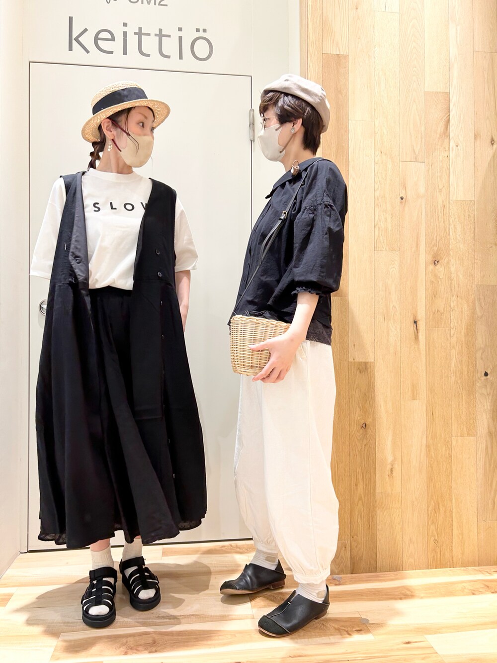 ブラック系のシャツ/ブラウス、ホワイト系のその他パンツ、ブラック系のハンドバッグを着用したレディースの春コーディネートの4枚目の写真