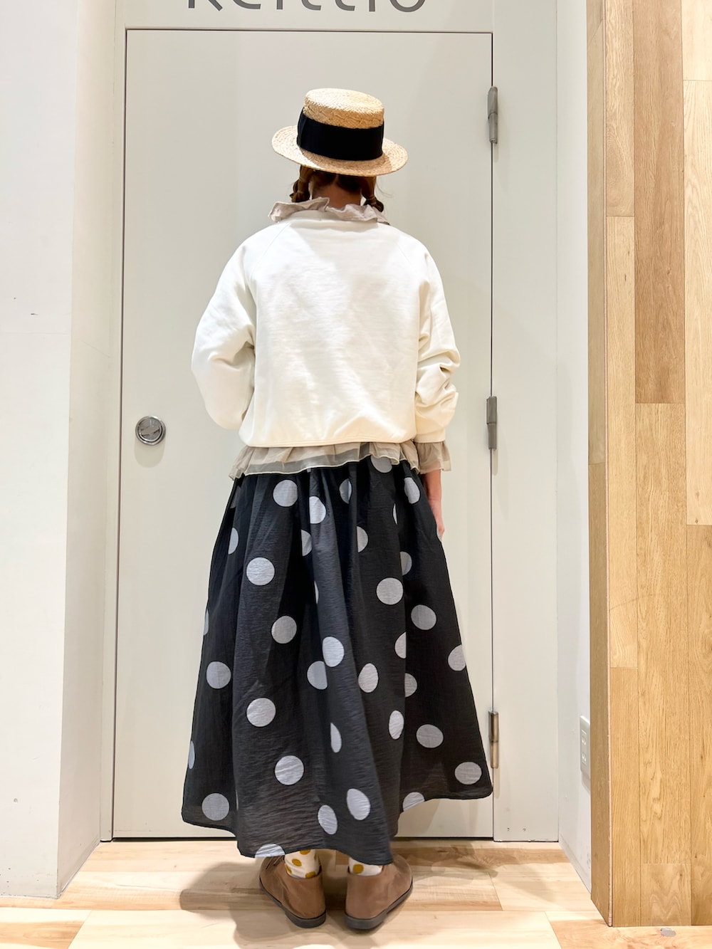 ブラック系のスカート、ベージュ系のドレスシューズを着用したレディースの冬コーディネートの3枚目の写真