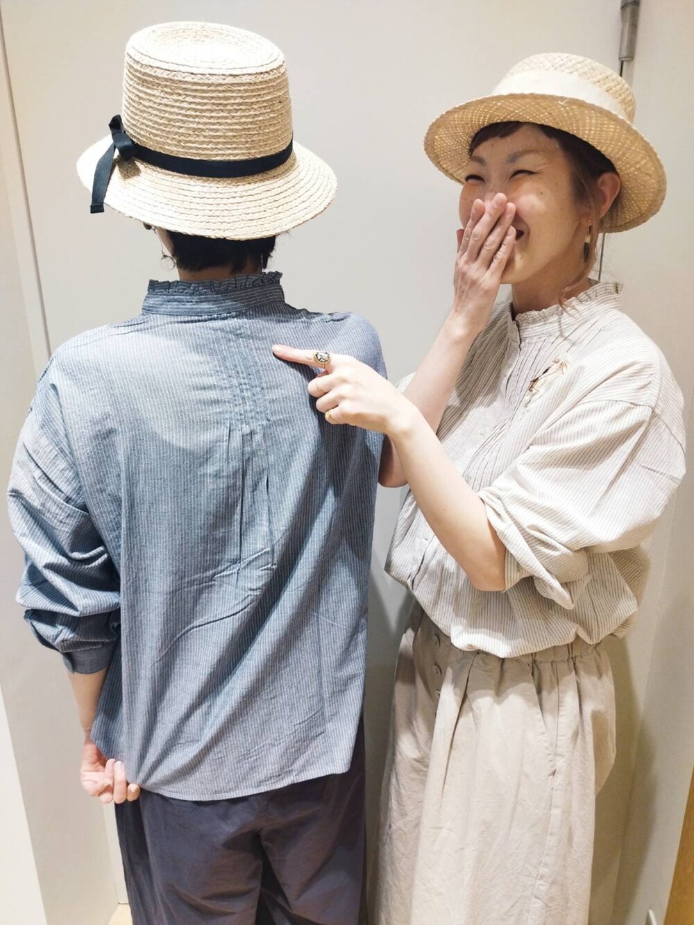 ホワイト系のシャツ/ブラウス、ブラウン系のその他シューズ、ブラック系のその他シューズを着用したレディースの春コーディネートの5枚目の写真