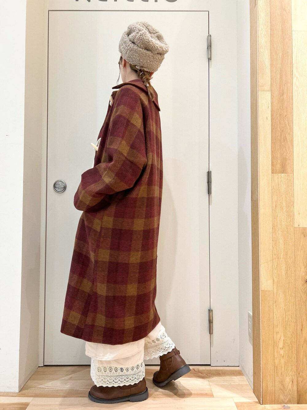 レッド系のその他アウター、ホワイト系のワンピース、ホワイト系のその他パンツを着用したレディースの秋コーディネートの2枚目の写真