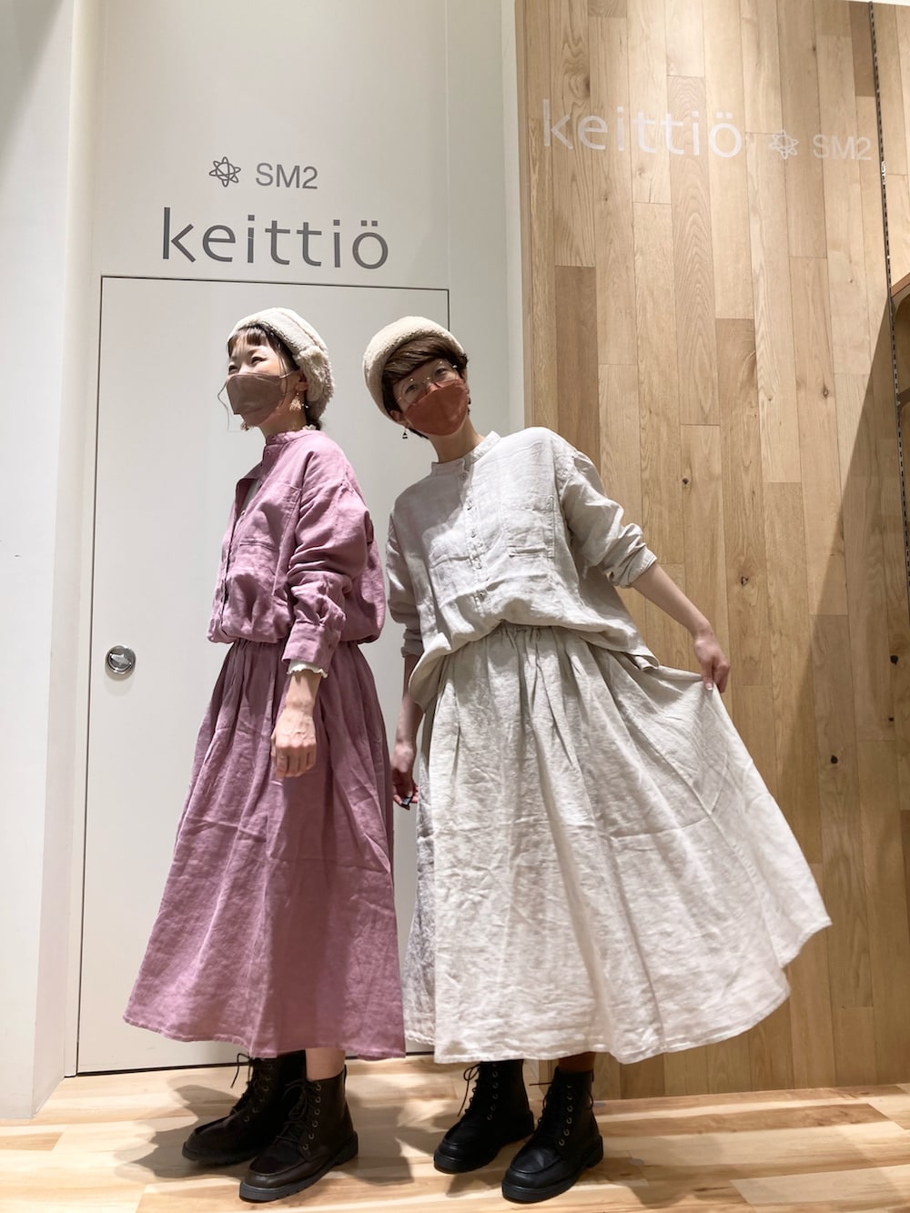 ピンク系のシャツ/ブラウス、ピンク系のスカート、ブラウン系のブーツを着用したレディースの秋コーディネートの2枚目の写真