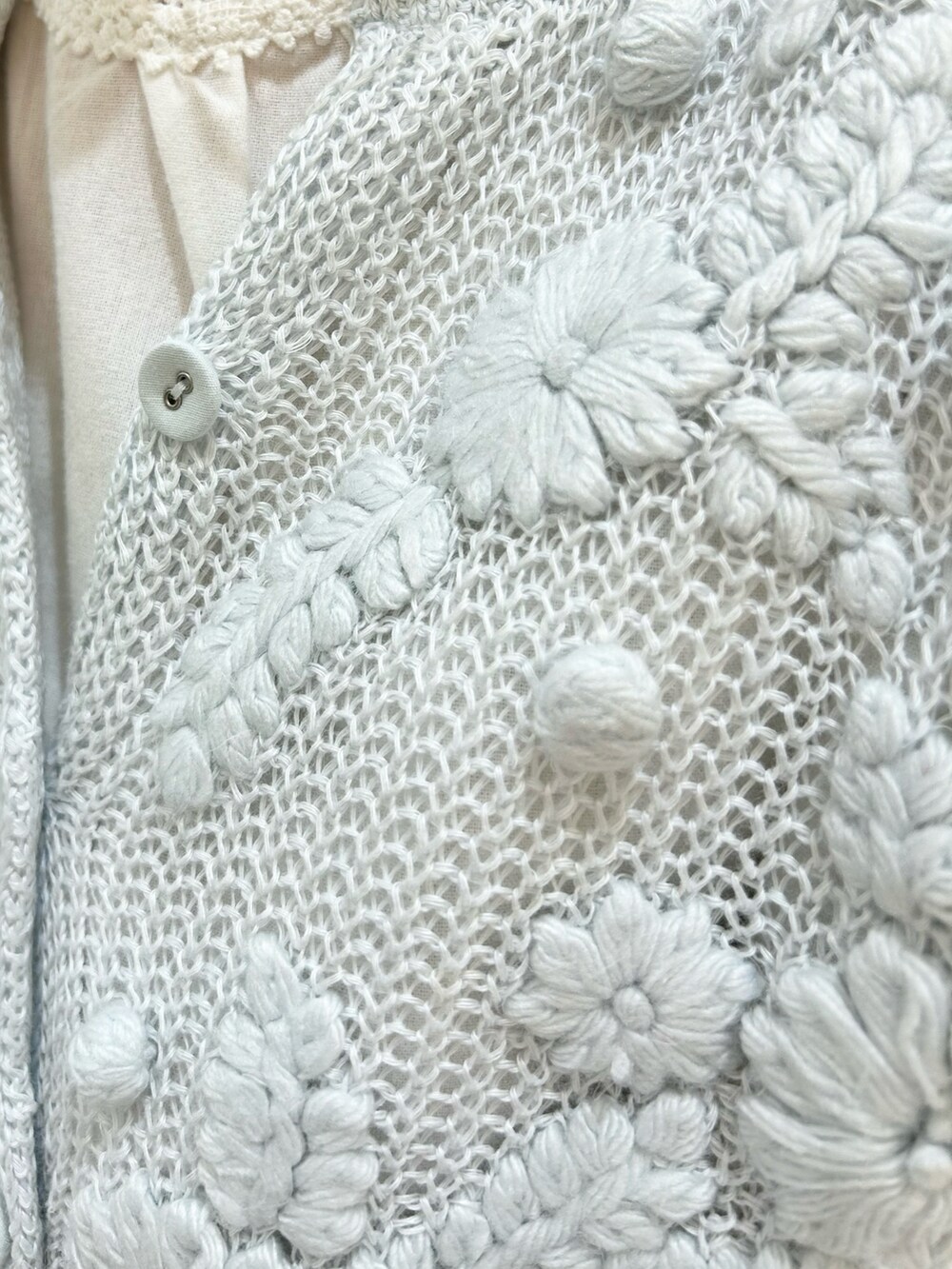 ブルー系のカーディガン/ボレロ、ホワイト系のシャツ/ブラウス、ブルー系のデニムパンツを着用したレディースの冬コーディネートの3枚目の写真