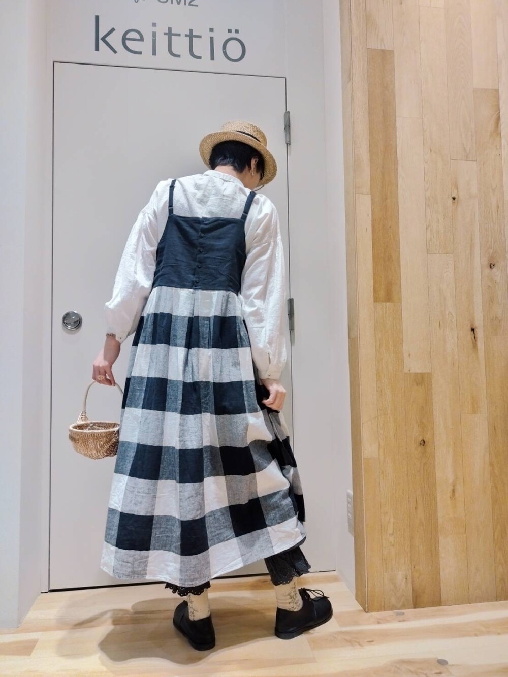 グレー系のワンピース、グレー系のパンツ、ホワイト系のシャツ/ブラウスを着用したレディースの春コーディネートの2枚目の写真