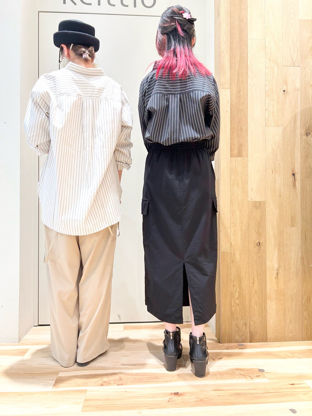 ホワイト系のシャツ/ブラウス、ホワイト系のTシャツ/カットソー、ベージュ系のその他パンツを着用したレディースの秋コーディネートの5枚目の写真