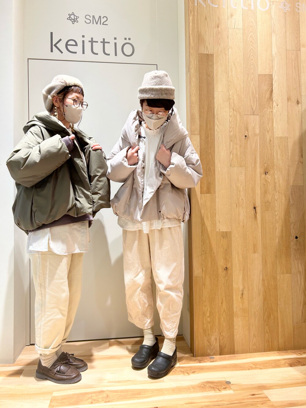 ベージュ系のブルゾン、ホワイト系のその他パンツ、ブラウン系のローファーを着用したレディースの冬コーディネートの2枚目の写真