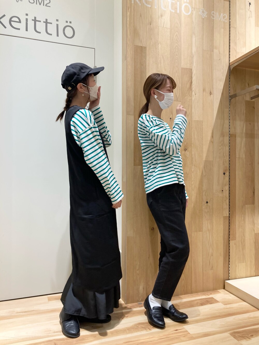 グリーン系のTシャツ/カットソー、ブラック系のデニムパンツ、ブラック系のローファーを着用したレディースの秋コーディネートの3枚目の写真