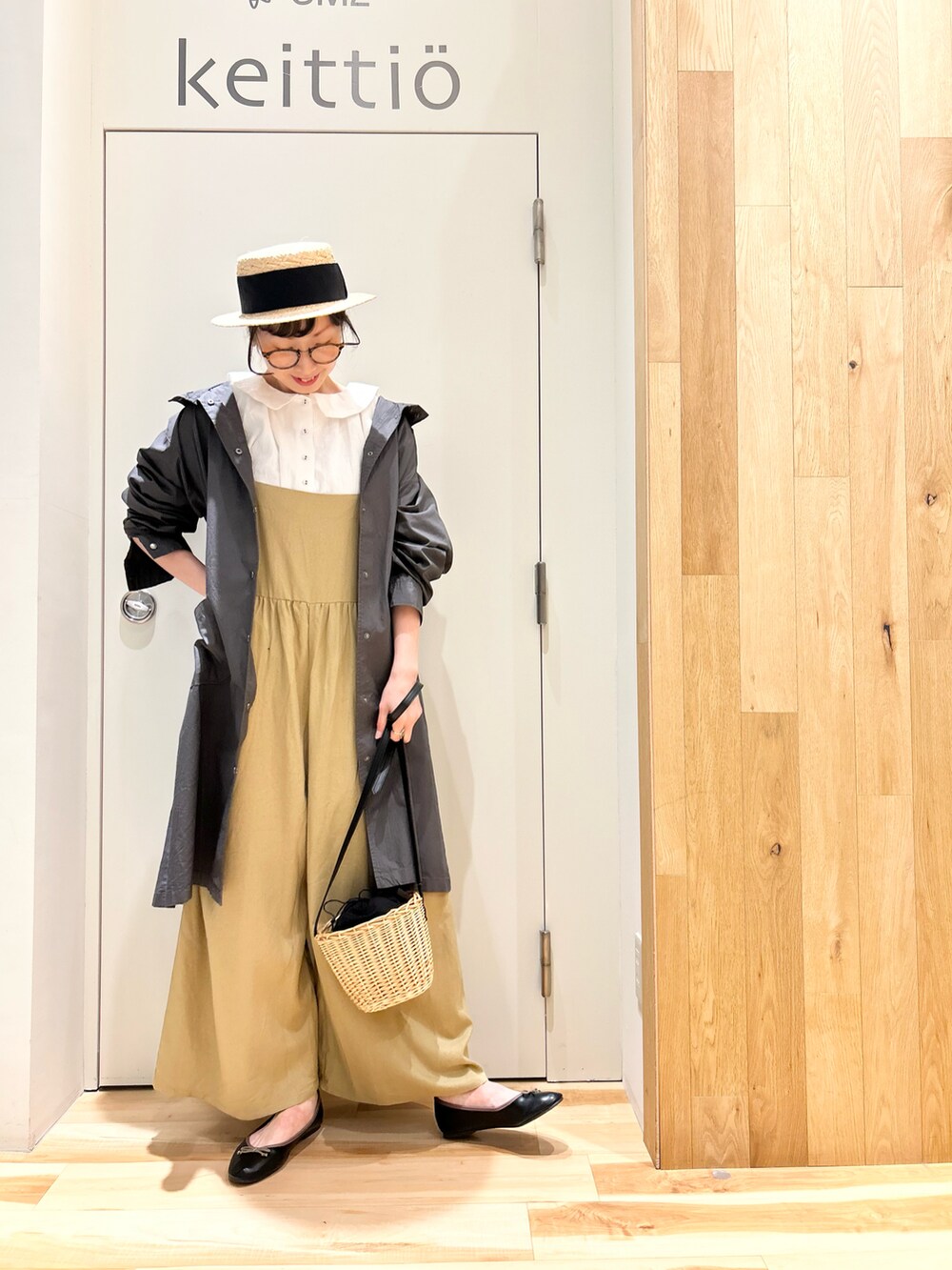 ホワイト系のシャツ/ブラウス、ベージュ系のその他パンツ、ブラック系のハンドバッグを着用したレディースの春コーディネートの3枚目の写真