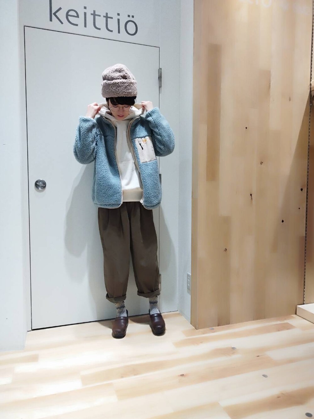 グリーン系のその他パンツ、ホワイト系のパーカー、グリーン系のブルゾンを着用したレディースの冬コーディネートの2枚目の写真