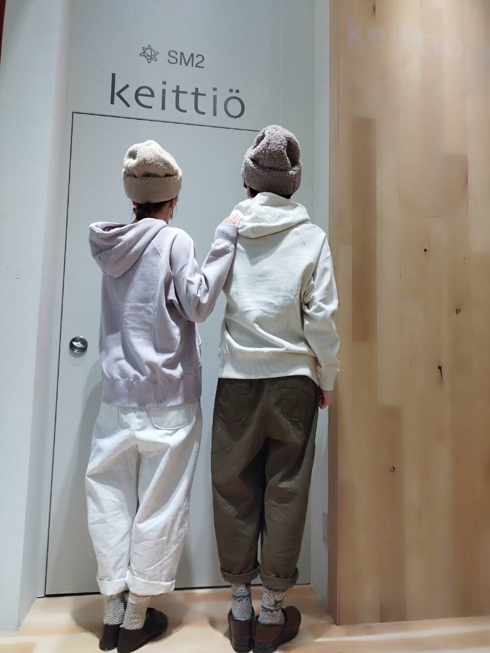 ホワイト系のその他パンツ、ホワイト系のパーカー、ベージュ系のニットキャップ/ビーニーを着用したレディースの冬コーディネートの2枚目の写真