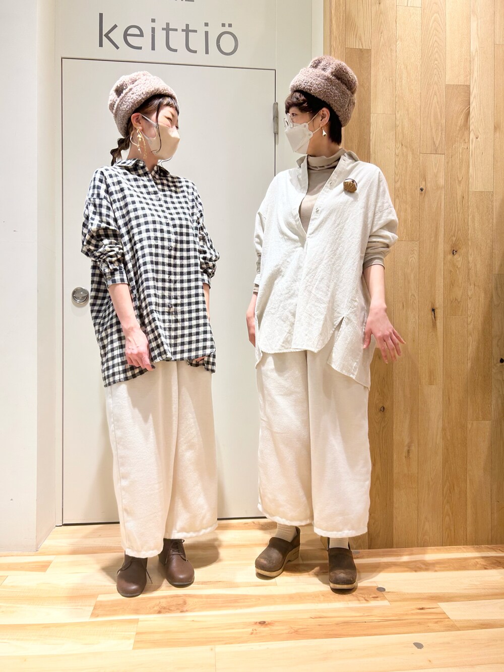 グレー系のチュニック、ベージュ系のTシャツ/カットソー、ホワイト系のパンツを着用したレディースの冬コーディネートの3枚目の写真