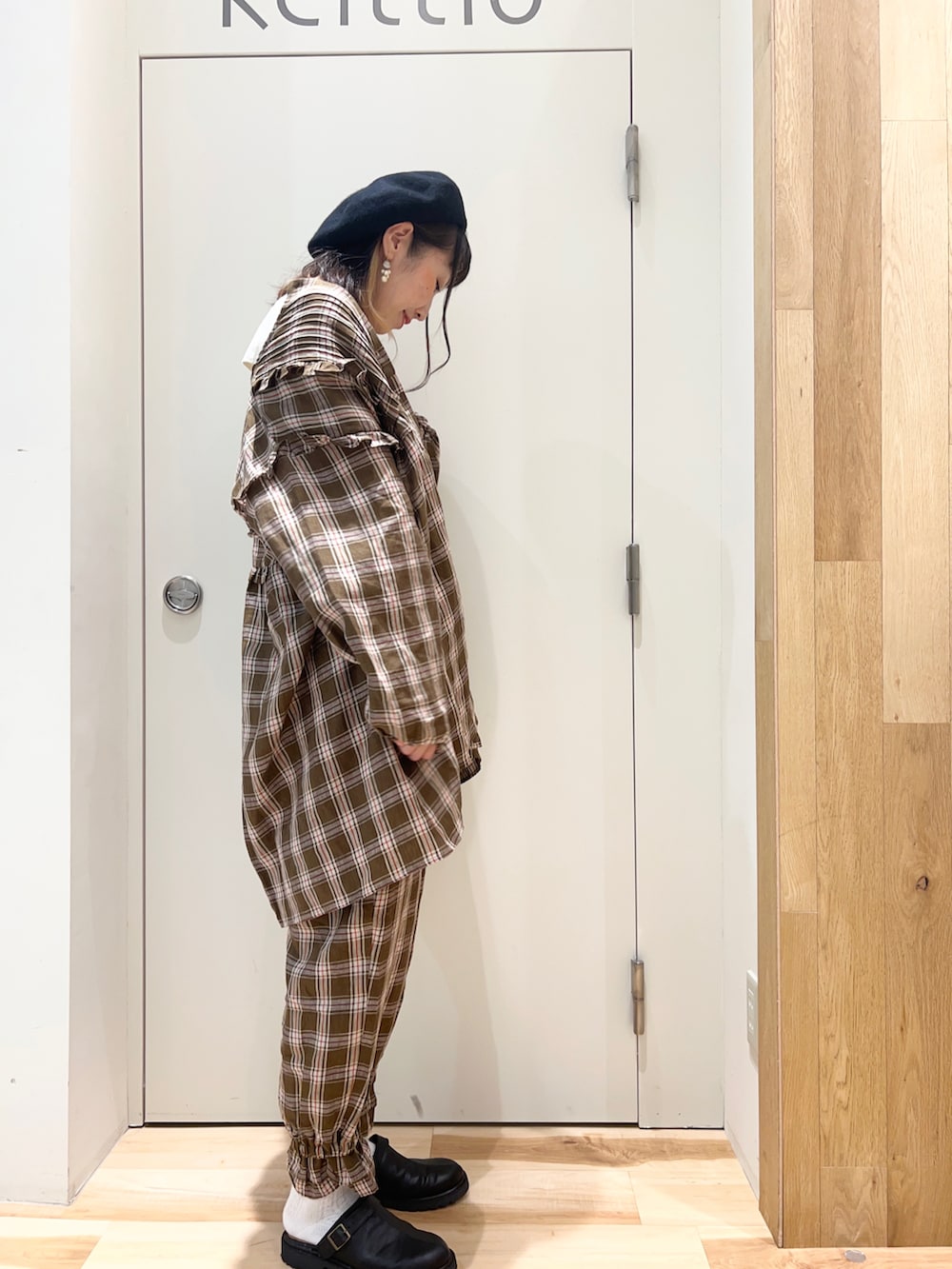 ホワイト系のシャツ/ブラウス、グリーン系のその他パンツ、グリーン系のシャツ/ブラウスを着用したレディースの秋コーディネートの2枚目の写真
