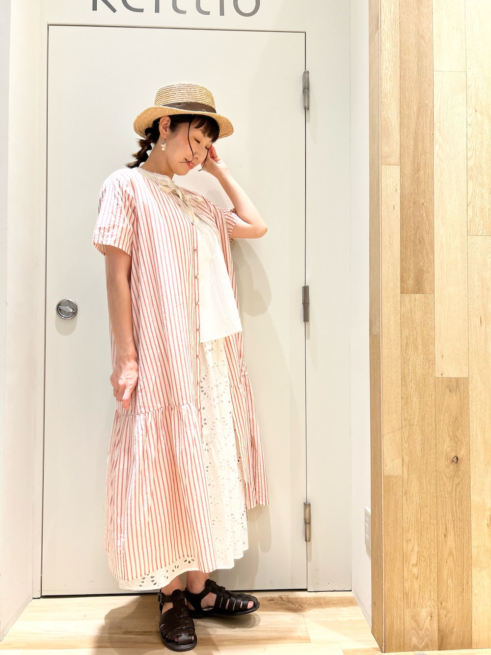 ホワイト系のシャツ/ブラウス、レッド系のワンピース、ホワイト系のスカートを着用したレディースの夏コーディネートの2枚目の写真