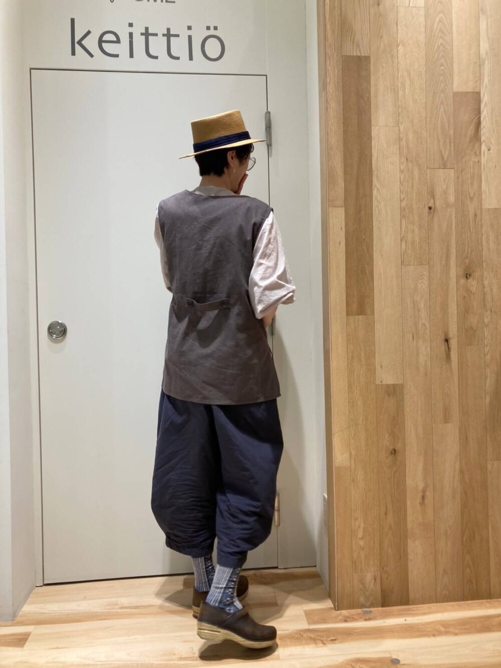 ベージュ系のシャツ/ブラウス、グレー系のその他パンツ、グレー系のベストを着用したレディースの春コーディネートの2枚目の写真