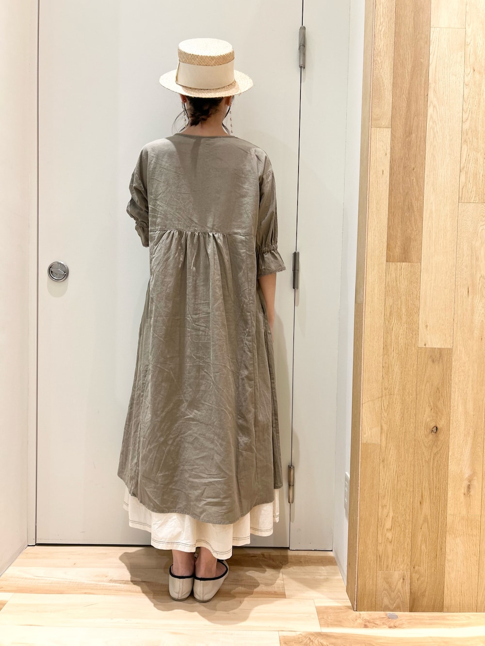 グリーン系のワンピース、ホワイト系のベスト、ホワイト系のスカートを着用したレディースの夏コーディネートの5枚目の写真