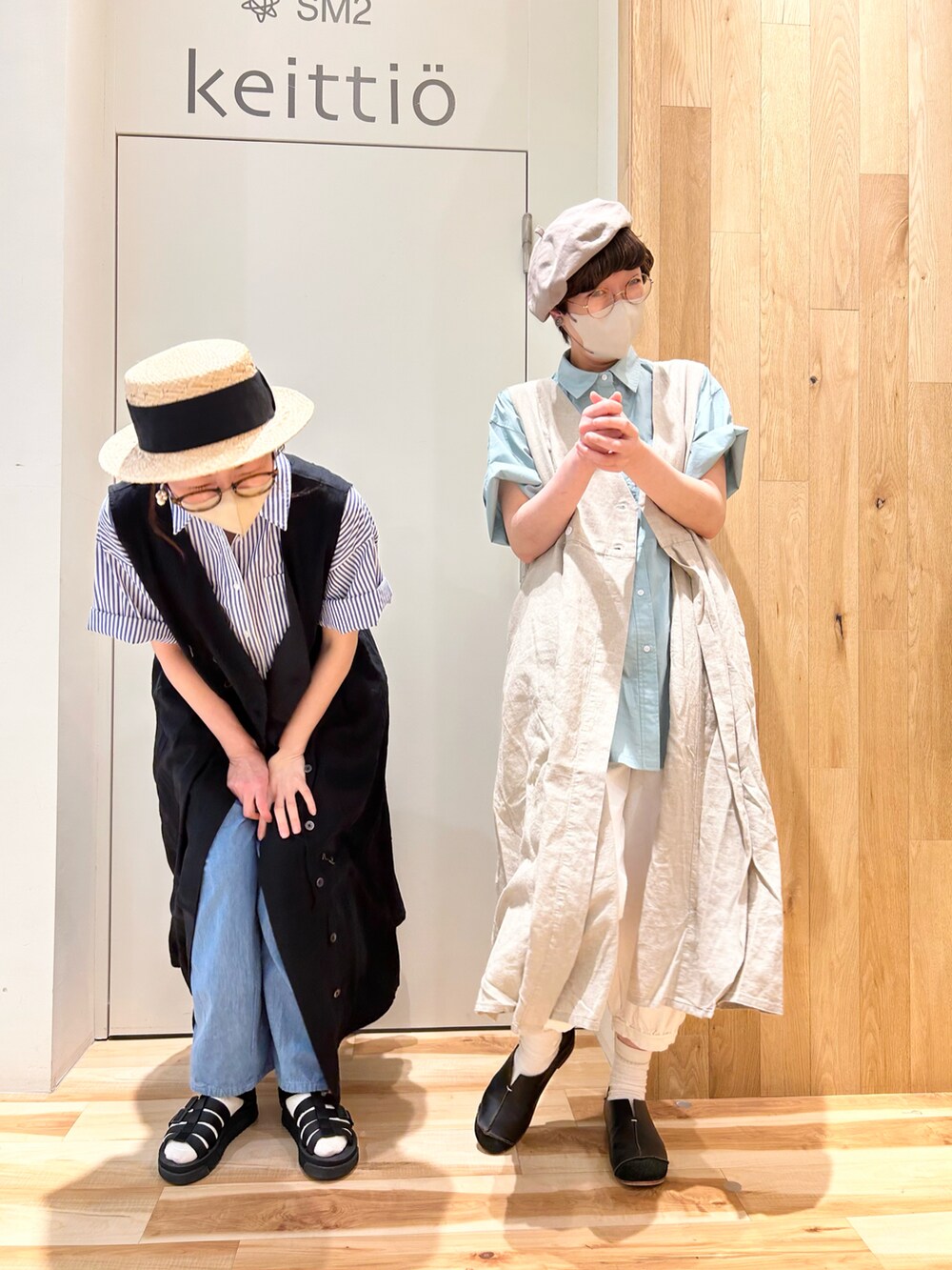 ホワイト系のその他パンツ、ブルー系のデニムパンツ、ブラック系のサンダルを着用したレディースの春コーディネートの5枚目の写真