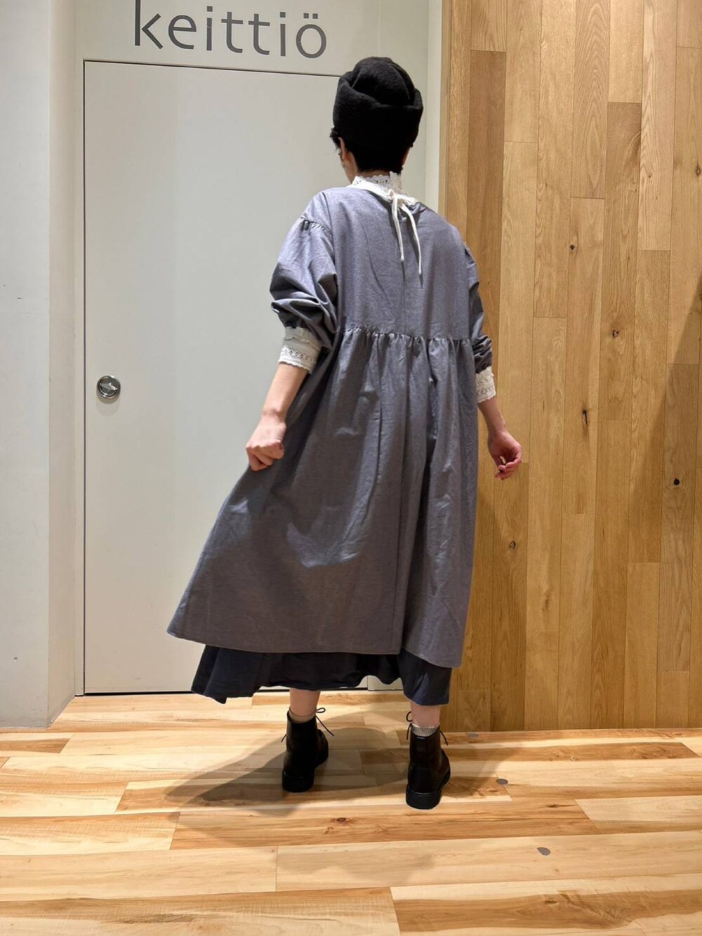 ホワイト系のTシャツ/カットソー、ブルー系のワンピース/ドレス、ブルー系のスカートを着用したレディースの秋コーディネートの4枚目の写真