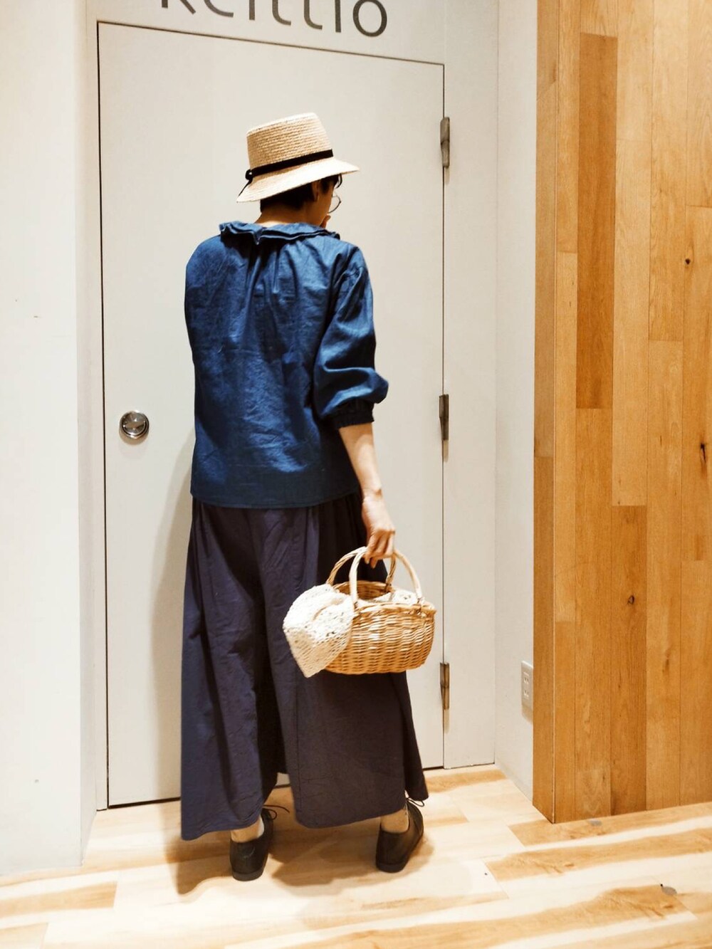 ブルー系のシャツ/ブラウス、ブルー系のその他パンツ、ブラック系のその他シューズを着用したレディースの春コーディネートの3枚目の写真