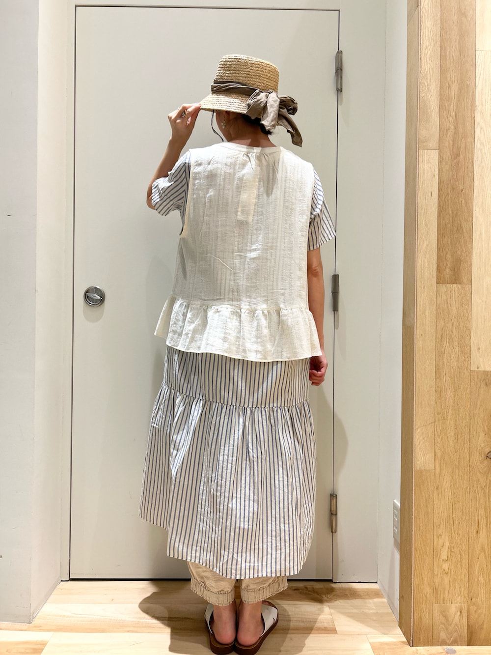 ホワイト系のシャツ/ブラウス、ブルー系のワンピース、ブルー系のスカートを着用したレディースの夏コーディネートの5枚目の写真