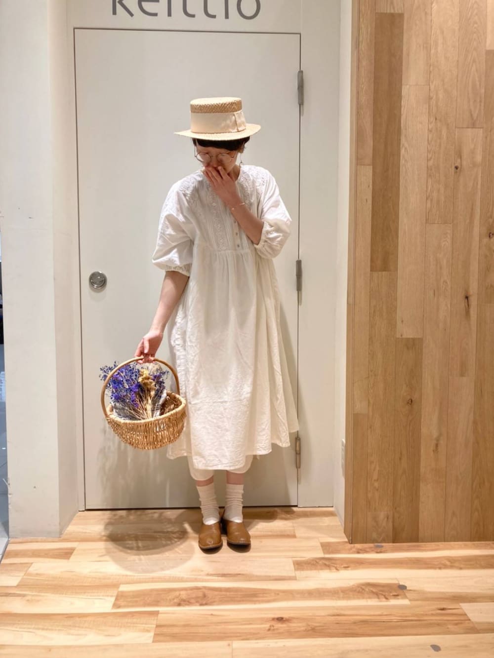 ホワイト系のパンツ、イエロー系のその他シューズ、ホワイト系のワンピースを着用したレディースの春コーディネートの2枚目の写真