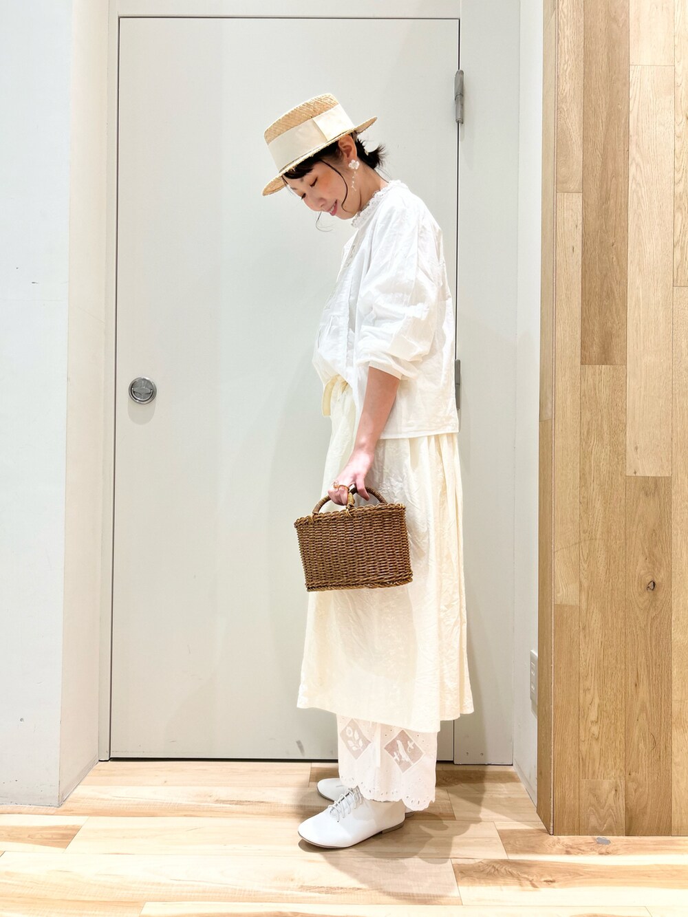 ベージュ系のTシャツ/カットソー、ホワイト系のその他シューズ、ホワイト系のシャツ/ブラウスを着用したレディースの冬コーディネートの2枚目の写真