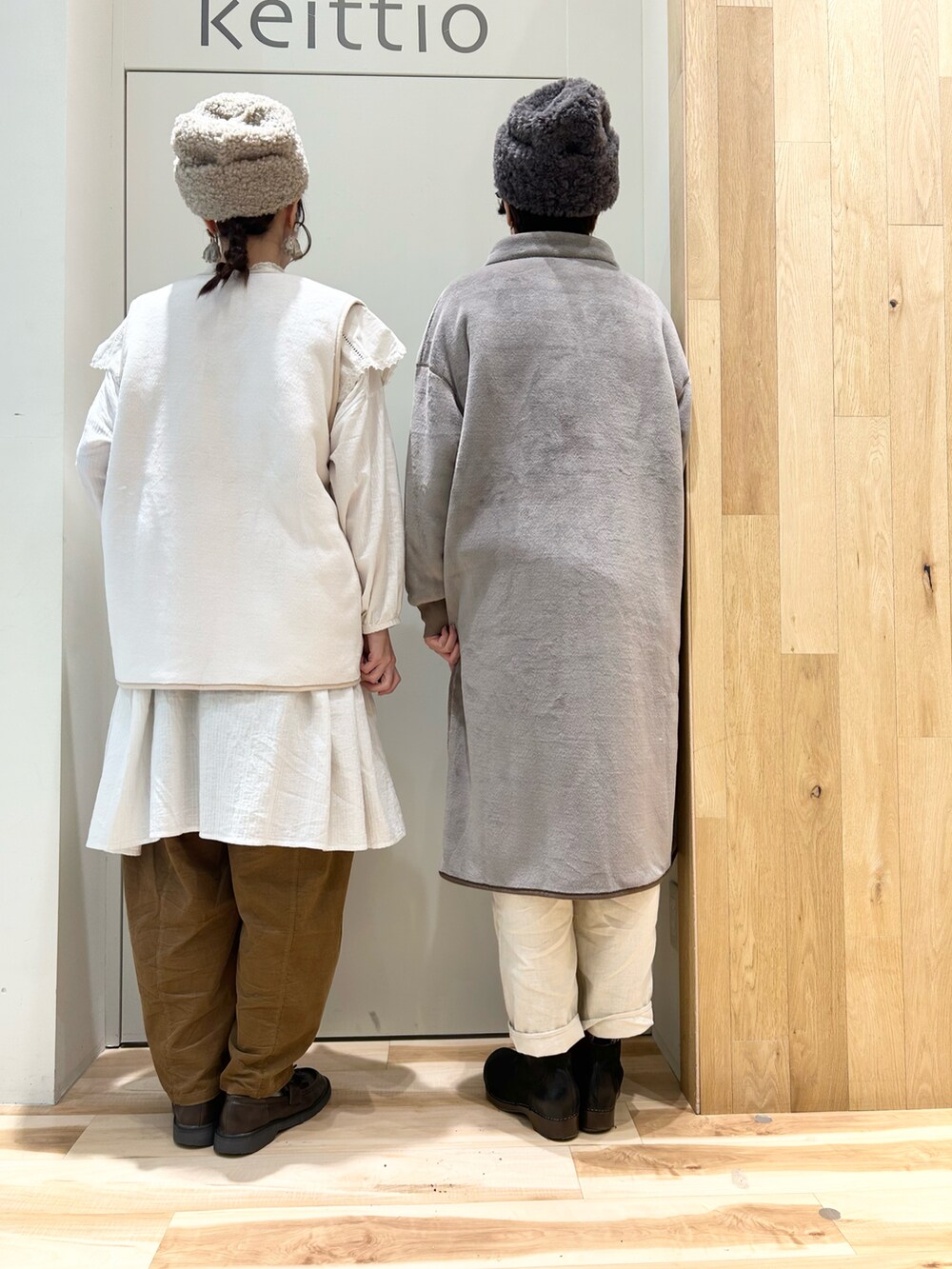 ホワイト系のチュニック、イエロー系のその他パンツ、ホワイト系のその他パンツを着用したレディースの冬コーディネートの4枚目の写真