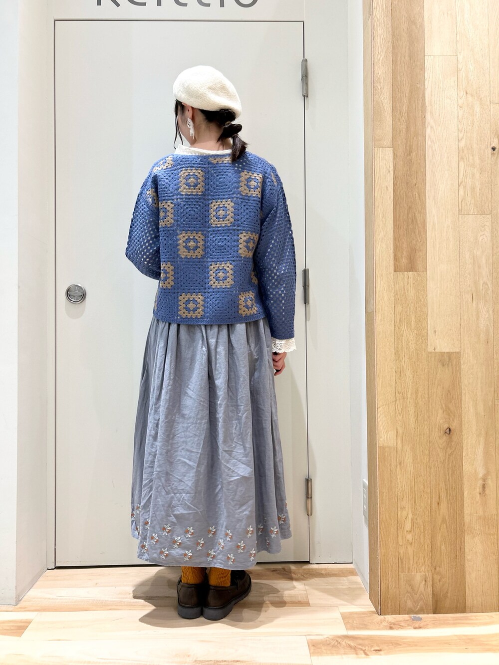 ホワイト系のシャツ/ブラウス、ブルー系のカーディガン/ボレロ、ブルー系のスカートを着用したレディースの秋コーディネートの3枚目の写真