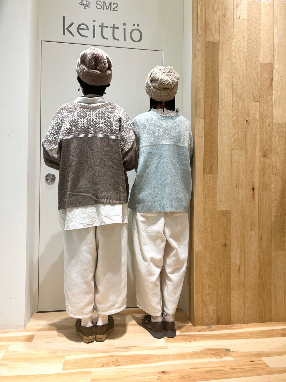 グリーン系のカーディガン/ボレロ、ホワイト系のシャツ/ブラウス、グレー系のチュニックを着用したレディースの冬コーディネートの3枚目の写真