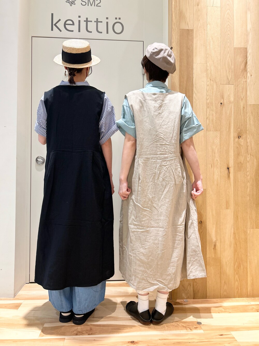 ホワイト系のその他パンツ、ブルー系のデニムパンツ、ブラック系のサンダルを着用したレディースの春コーディネートの2枚目の写真