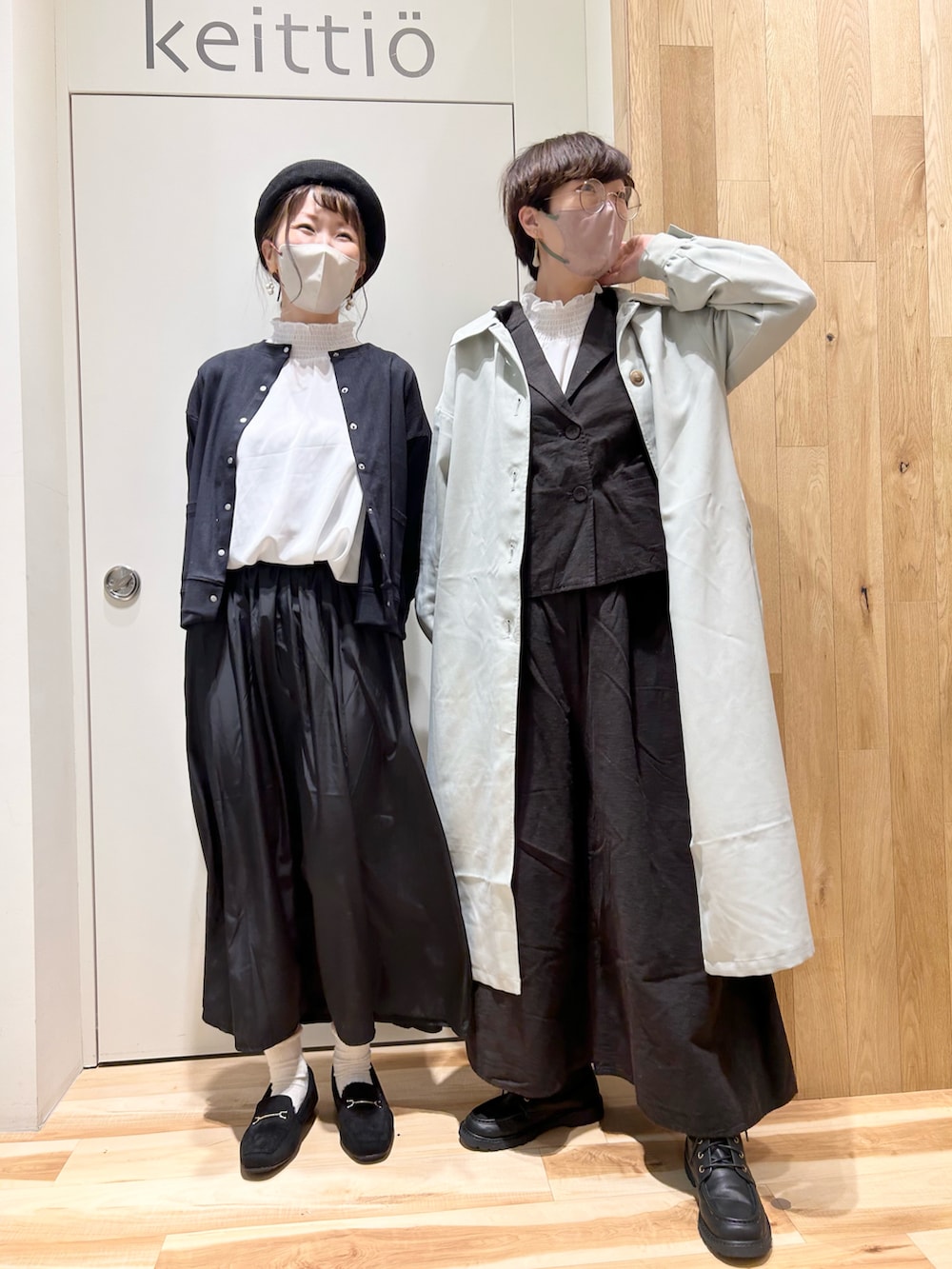 ホワイト系のシャツ/ブラウス、ブラック系のカーディガン/ボレロ、ブラック系のスカートを着用したレディースの冬コーディネートの3枚目の写真