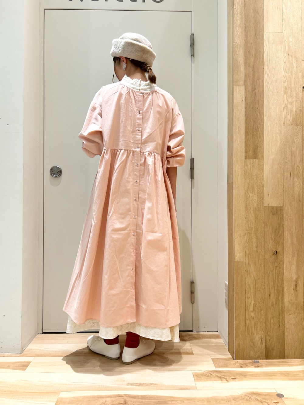 ホワイト系のカーディガン/ボレロ、ピンク系のワンピース、ホワイト系のスカートを着用したレディースの冬コーディネートの5枚目の写真