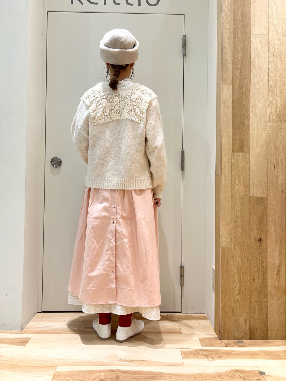 ホワイト系のカーディガン/ボレロ、ピンク系のワンピース、ホワイト系のスカートを着用したレディースの冬コーディネートの3枚目の写真