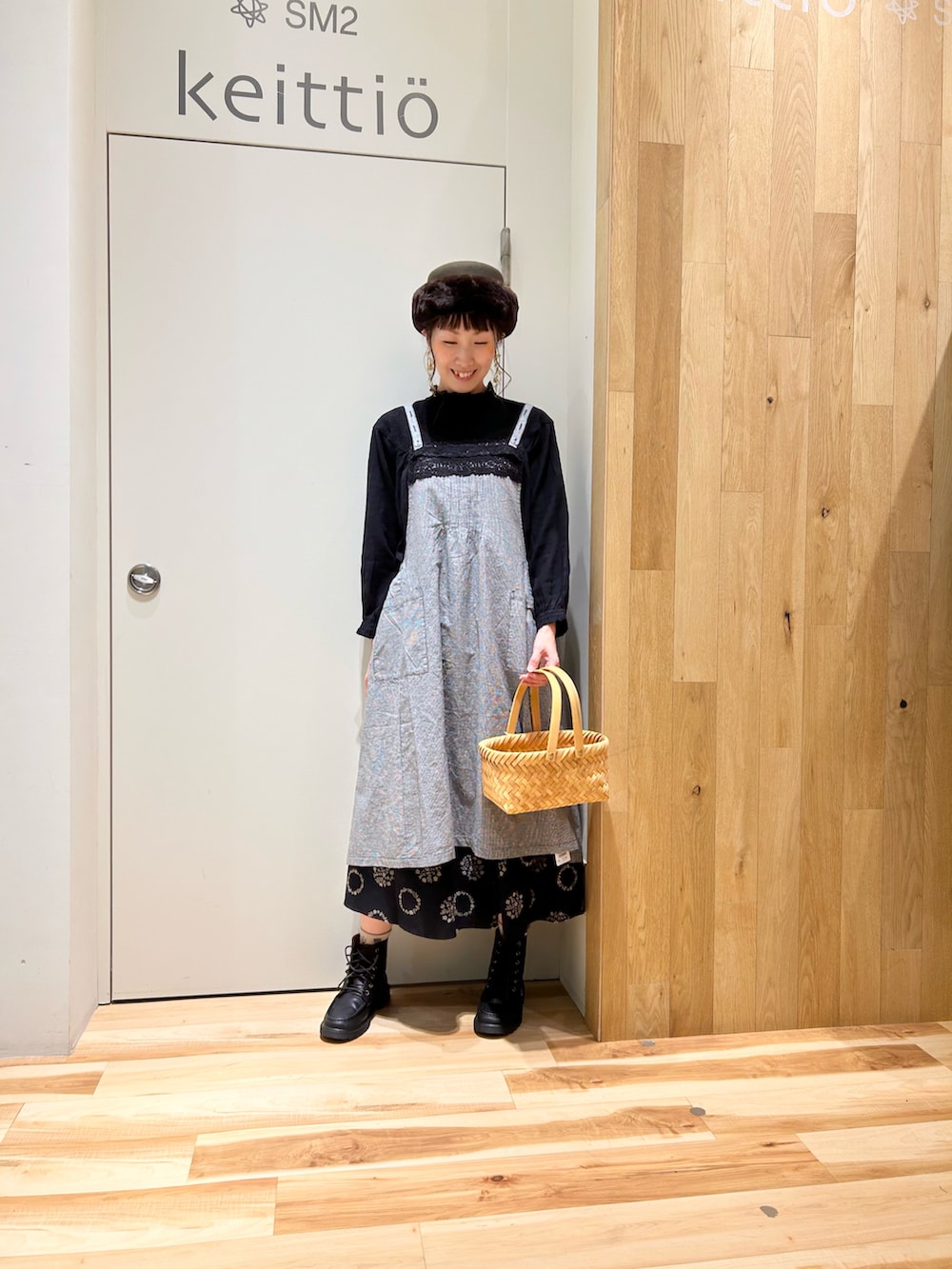 ブラック系のシャツ/ブラウス、ブラック系のスカート、ブラック系のブーツを着用したレディースの秋コーディネートの2枚目の写真