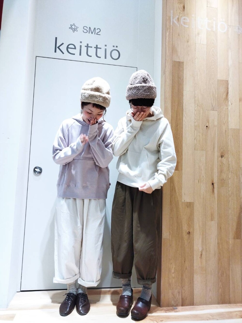 ホワイト系のその他パンツ、ホワイト系のパーカー、ベージュ系のニットキャップ/ビーニーを着用したレディースの冬コーディネートの4枚目の写真