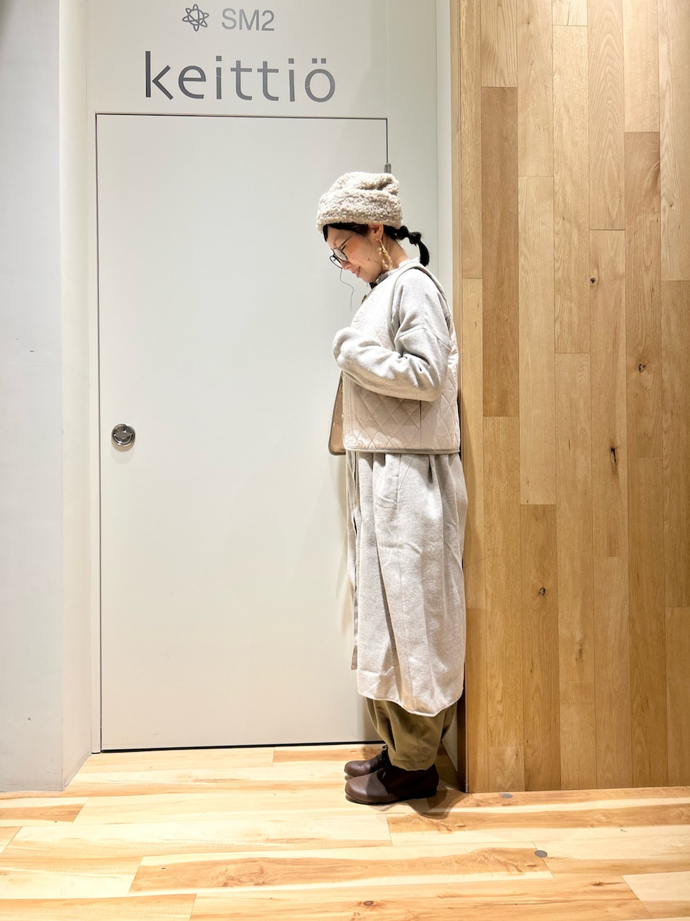 ホワイト系のシャツ/ブラウス、ホワイト系のベスト、ベージュ系のワンピースを着用したレディースの冬コーディネートの2枚目の写真