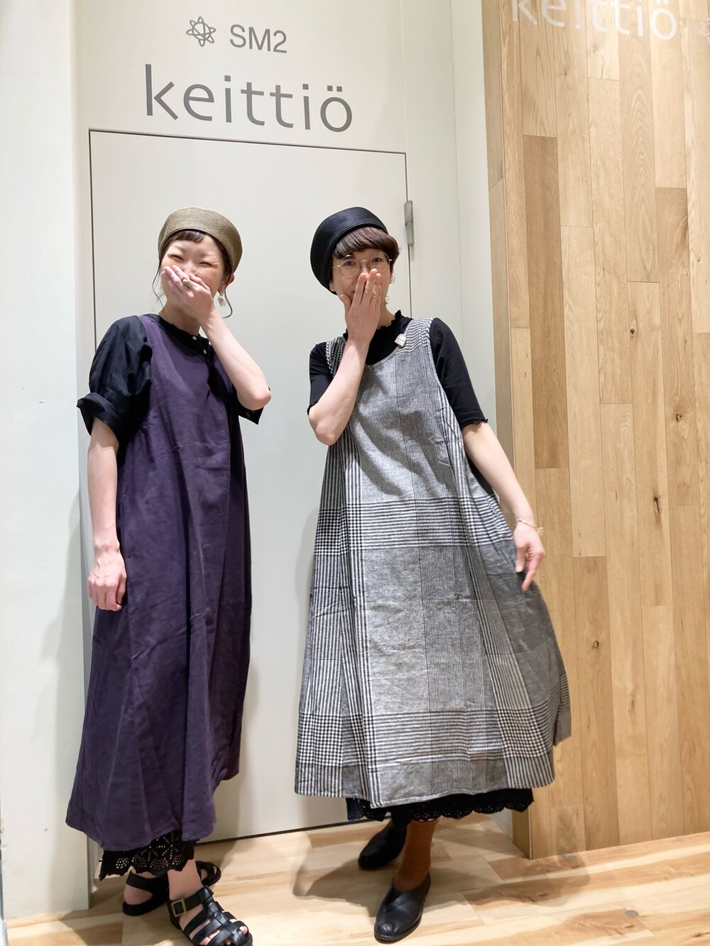 ブラック系のTシャツ/カットソー、ブラック系のその他パンツ、ブラック系のシャツ/ブラウスを着用したレディースの夏コーディネートの2枚目の写真