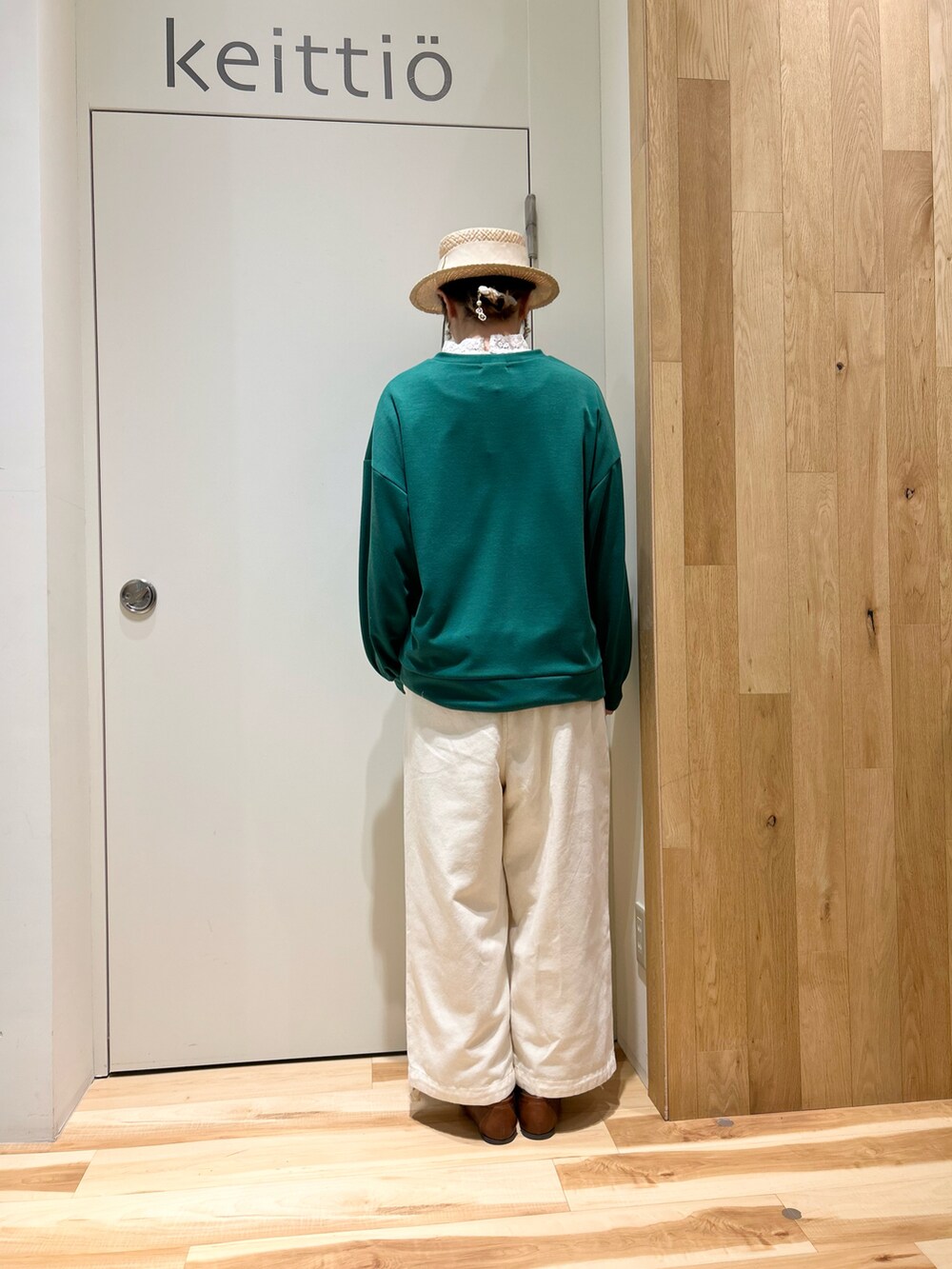 グリーン系のカーディガン/ボレロ、ホワイト系のシャツ/ブラウス、ホワイト系のその他パンツを着用したレディースの冬コーディネートの2枚目の写真