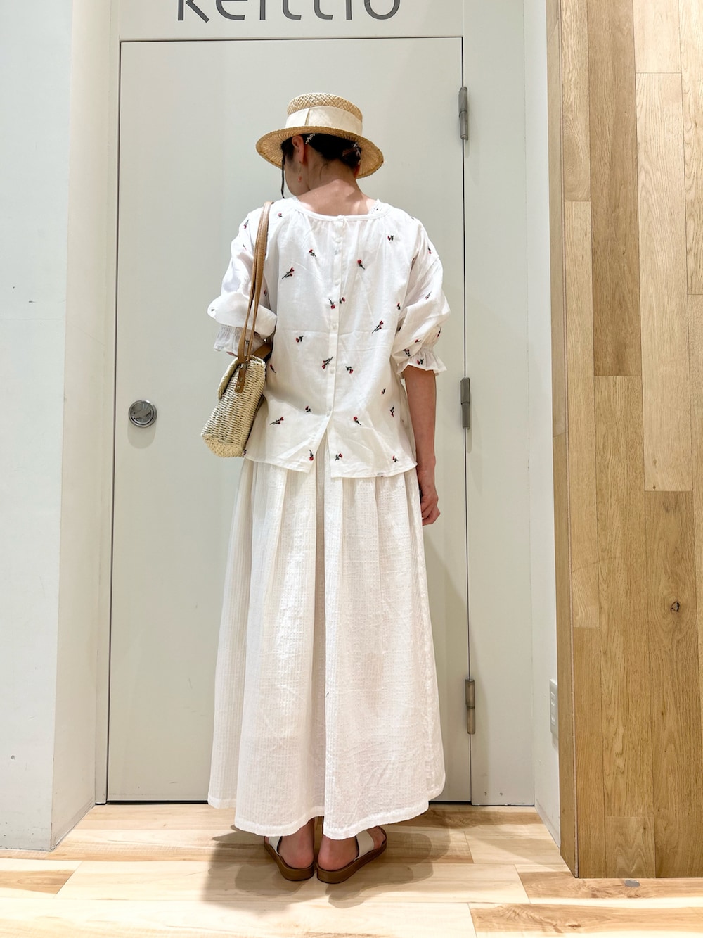 ホワイト系のシャツ/ブラウス、ホワイト系のTシャツ/カットソー、ブラック系のワンピースを着用したレディースの春コーディネートの5枚目の写真