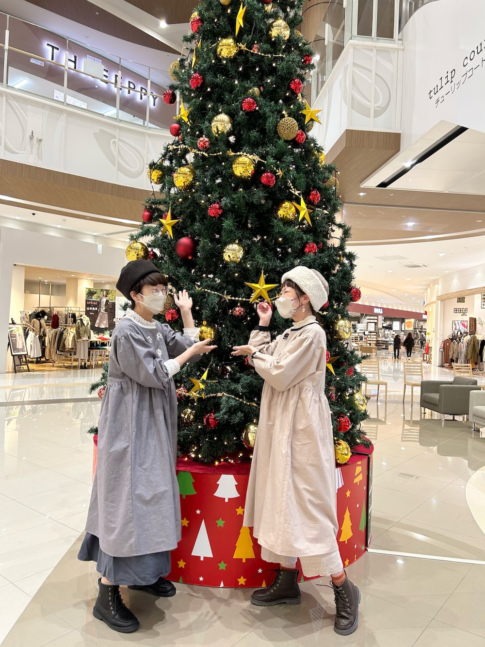 ホワイト系のシャツ/ブラウス、ベージュ系のワンピース/ドレス、ベージュ系のパンツを着用したレディースの秋コーディネートの3枚目の写真