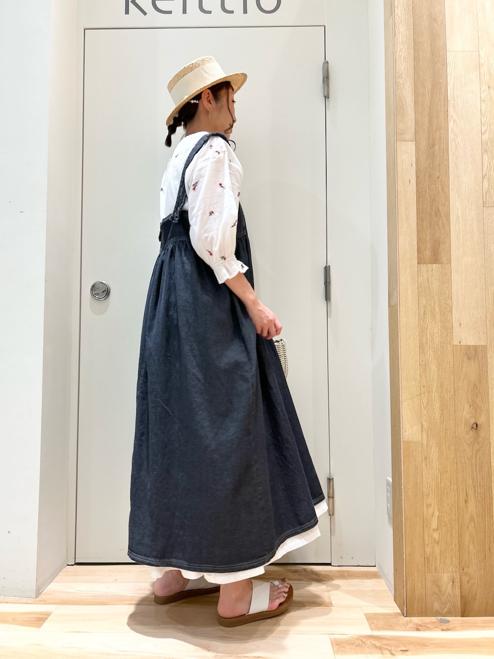 ホワイト系のシャツ/ブラウス、ホワイト系のTシャツ/カットソー、ブラック系のワンピースを着用したレディースの春コーディネートの2枚目の写真