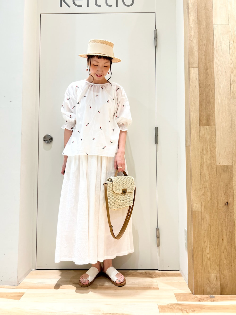 ホワイト系のシャツ/ブラウス、ホワイト系のTシャツ/カットソー、ブラック系のワンピースを着用したレディースの春コーディネートの4枚目の写真