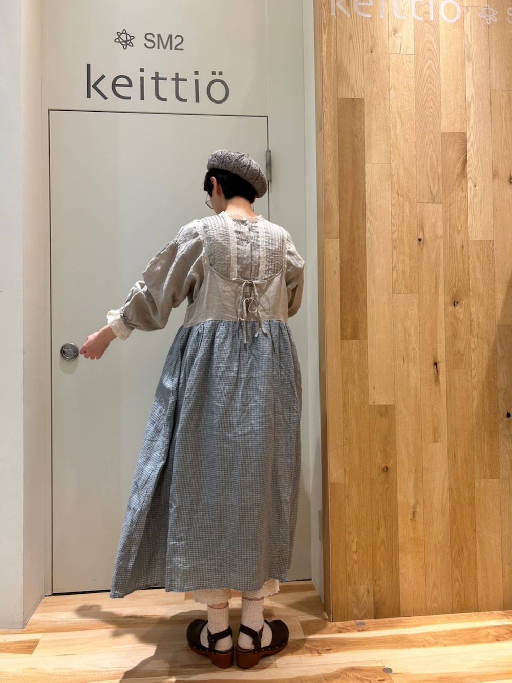 ベージュ系のシャツ/ブラウス、グリーン系のワンピース/ドレス、ベージュ系のパンツを着用したレディースの冬コーディネートの4枚目の写真