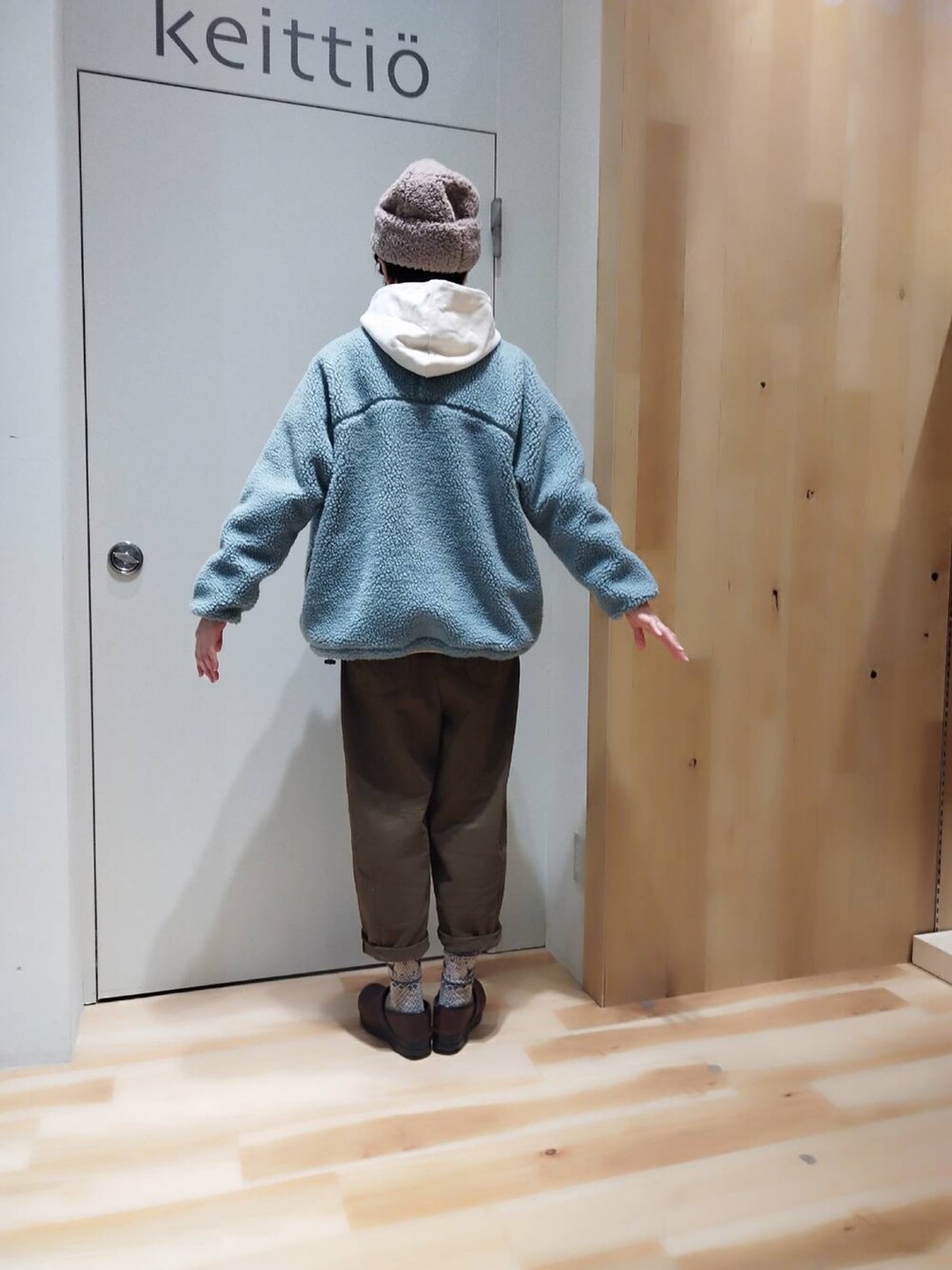 グリーン系のその他パンツ、ホワイト系のパーカー、グリーン系のブルゾンを着用したレディースの冬コーディネートの4枚目の写真