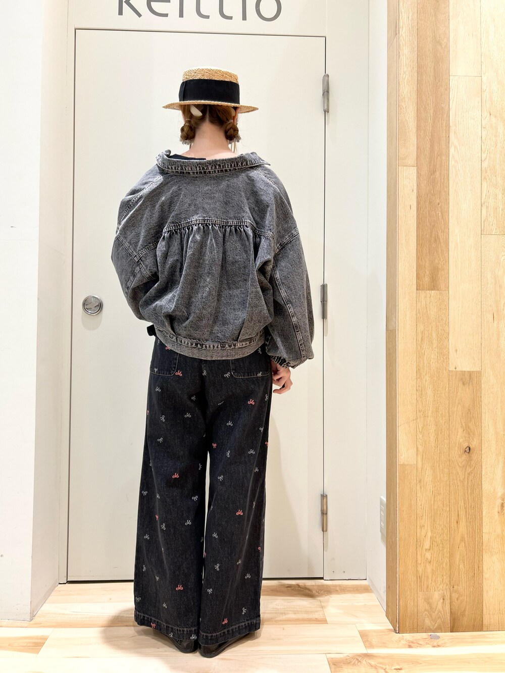 ブラック系のシャツ/ブラウス、ブラック系のノーカラージャケット、ブラック系のその他パンツを着用したレディースの冬コーディネートの3枚目の写真